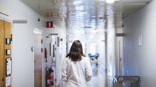 Rezydenci odpowiadają na zarzuty dot. zarobków lekarzy. Chcą debaty opartej na faktach