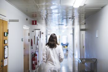 Rezydenci odpowiadają na zarzuty dot. zarobków lekarzy. Chcą debaty opartej na faktach
