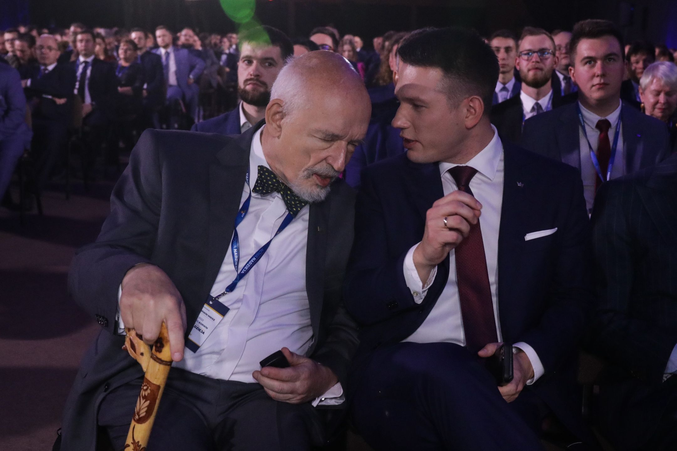 Janusz Korwin-Mikke, S�awomir Mentzen
Warszawa, 15.10.2022. Pose� Konfederacji Janusz Korwin-Mikke (L) i polityk Konfederacji S�awomir Mentzen (2L) podczas Kongresu Partii KORWiN, 15 bm. w Centrum Konferencyjno-Szkoleniowym Fundacji Nowe Horyzonty w Warszawie. (ad) PAP/Albert Zawada
Albert Zawada
janusza korwin-mikkego, korwin, partia, partii, polityk polityka, polityka
