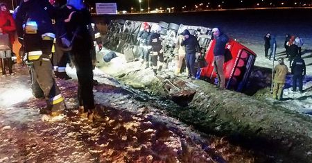 Garwolin: Autokar jadący z Lublina wpadł do rowu. Podróżowało nim 49 osób