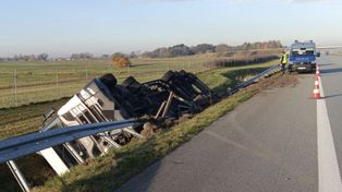 Konin: Ciężarówka uderzyła w barierki na autostradzie A2