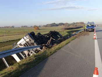 Konin: Ciężarówka uderzyła w barierki na autostradzie A2