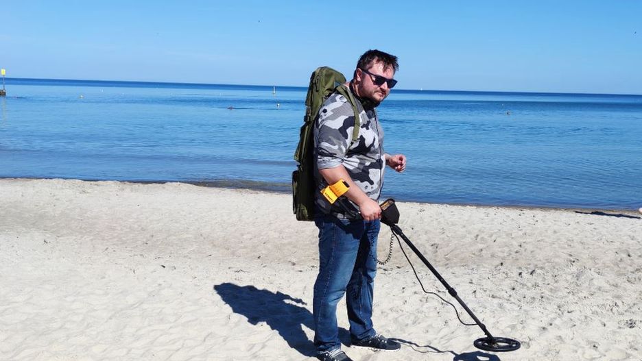 Poszukiwanie pieniędzy na plaży jest coraz trudniejsze - bo coraz rzadziej korzystamy z gotówki