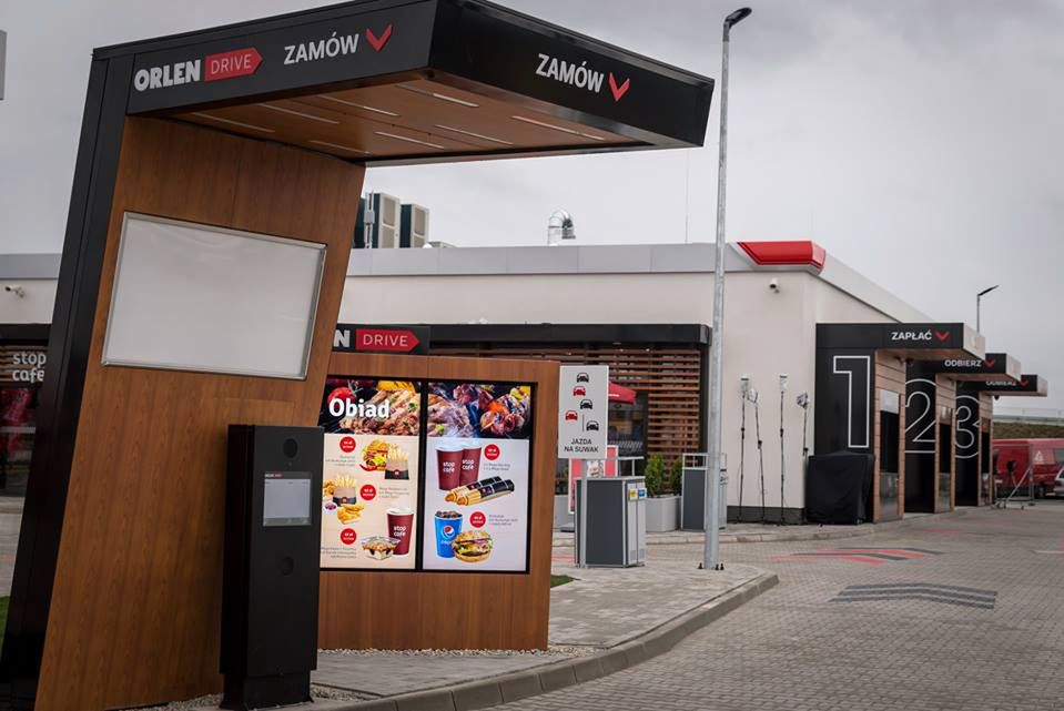 Tankowanie i zamawianie jedzenia bez wysiadania z auta. Pierwsza taka stacja paliw w Polsce
