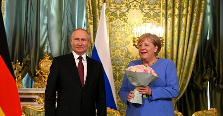Angela Merkel jak królik z kapelusza. Chcą, żeby weszła do gry