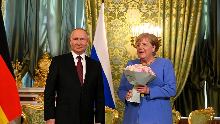 MOSCOW, RUSSIA - AUGUST 20: (---EDITORIAL USE ONLY â MANDATORY CREDIT - "KREMLIN PRESS OFFICE / HANDOUT" - NO MARKETING NO ADVERTISING CAMPAIGNS - DISTRIBUTED AS A SERVICE TO CLIENTS----) German Chancellor Angela Merkel (R) meets Russian President Vladimir Putin (L) at Grand Kremlin Palace in Moscow, Russia on August 20, 2021. (Photo by Kremlin Press Office/Anadolu Agency via Getty Images)