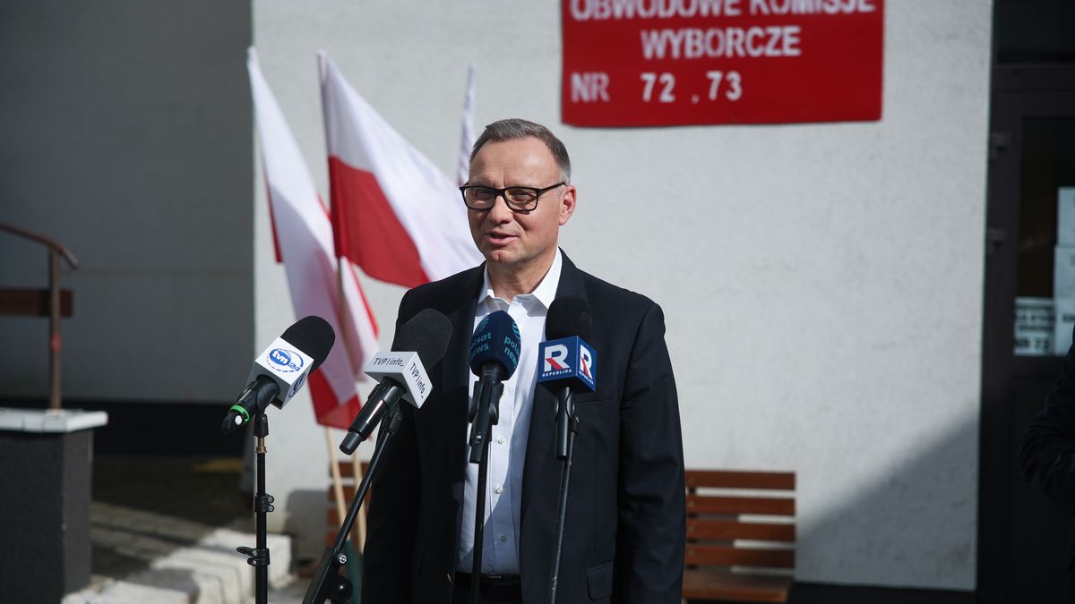 Kraków, 01.06.2025. Wybory prezydenta RP - II tura. Prezydent RP Andrzej Duda podczas wypowiedzi dla mediów, po głosowaniu w lokalu wyborczym w Krakowie, 1 bm. Trwa głosowanie w II turze wyborów prezydenta RP. Do jego zakończenia obowiązuje cisza wyborcza. (mr) PAP/Łukasz Gągulski