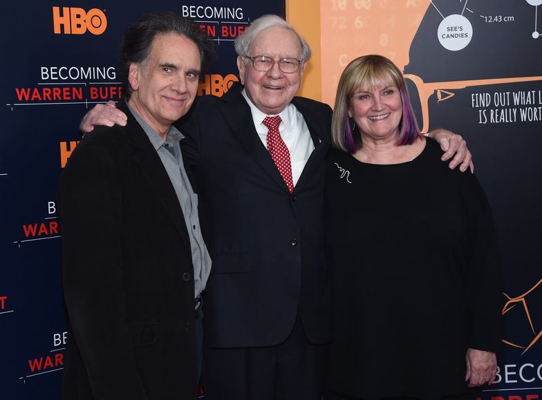 Na zdjęciu Warren Buffett (w środku) z dwojgiem z trójki swoich dzieci: Peterem Buffettem i Susie Buffett w 2017 r.