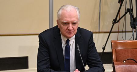 Ujawnia rozmowy z Kaczyńskim. "Szukane były tzw. haki na mnie"