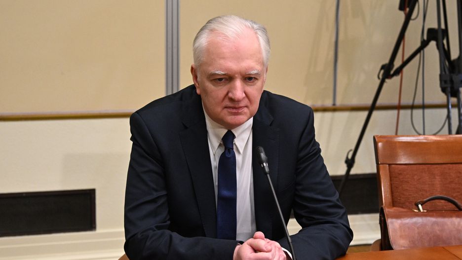 Warszawa, 09.01.2024. Były wicepremier w rządzie PiS Jarosław Gowin przed posiedzeniem sejmowej komisji śledczej do zbadania legalności, prawidłowości oraz celowości działań podjętych w celu przygotowania i przeprowadzenia wyborów Prezydenta Rzeczypospolitej Polskiej w 2020 r. w formie głosowania korespondencyjnego, 9 bm. w Sejmie w Warszawie. (sko) PAP/Radek Pietruszka