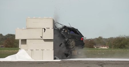 Wjechali BMW w ścianę. Byli w szoku, jak zobaczyli efekt