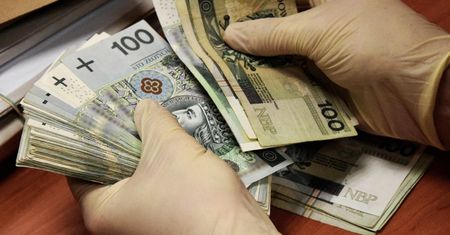 Wierzył, że pisze z japońską lekarką. Senior stracił 250 tys. zł