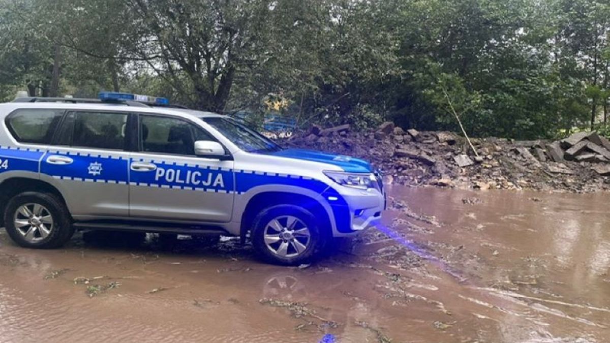 Policja w Kłodzku na zalanych terenach.