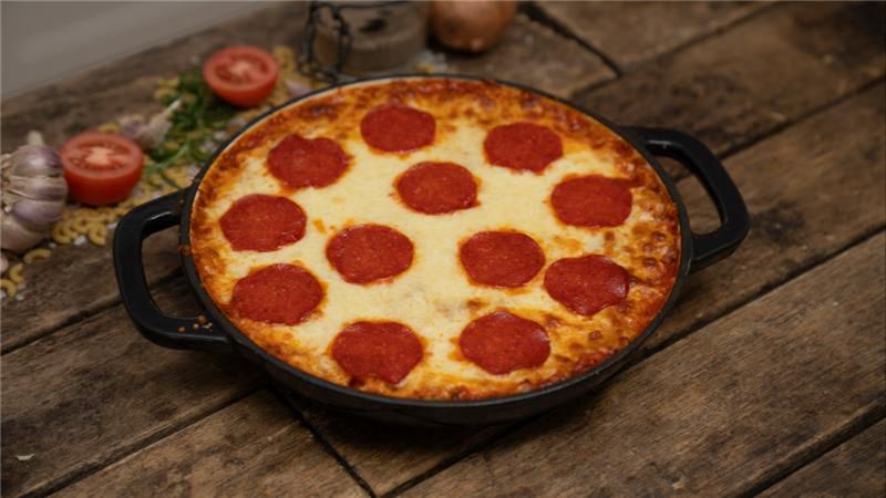 Choć na pierwszy rzut oka wygląda jak pizza, to tylko pozory. Pod salami i warstwą sera czeka makaron