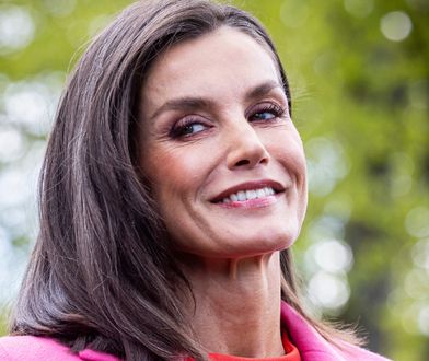 Królowa Letizia zadaje szyku podczas wizyty w Holandii. Postawiła na odważne kolory