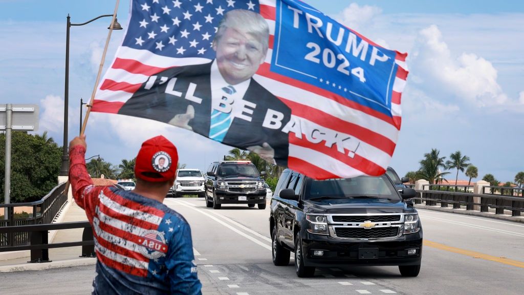 Donald Trump według amerykańskich mediów prowadzi z Kamalą Harri