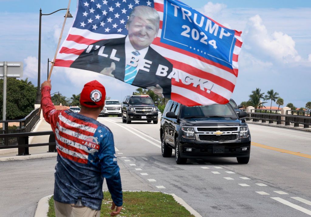 Donald Trump według amerykańskich mediów prowadzi z Kamalą Harris