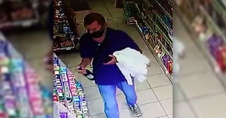 Płacił za zakupy nie swoją kartą płatniczą. Poszukuje go policja