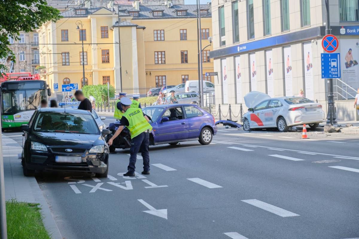 Honda uderzyła w toyotę, a następnie w forda na ul. Lipowej