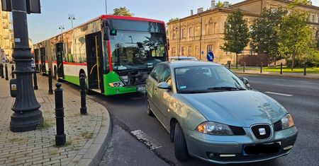Zjechała z prawego pasa na lewy, by umożliwić przejazd karetce jadącej na sygnałach. Wjechała wprost pod autobus