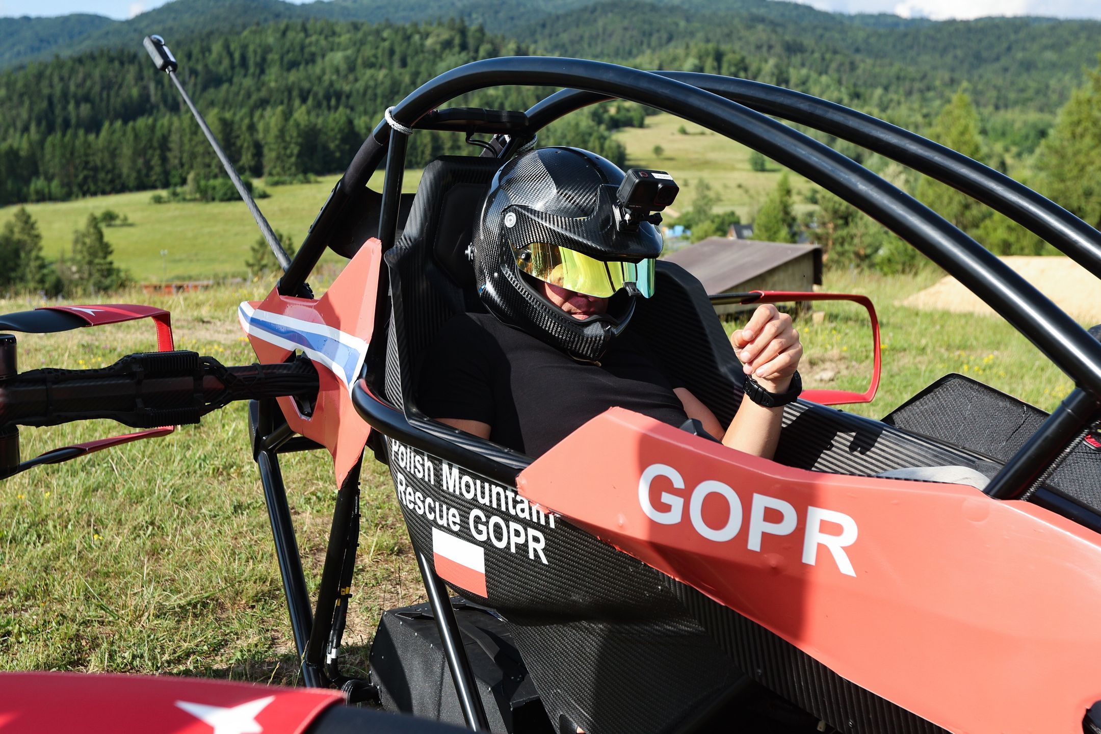 Pierwsze w Polsce testy innowacyjnego statku powietrznego typu eVTOL Jetson ONE w warunkach ratownictwa górskiego.