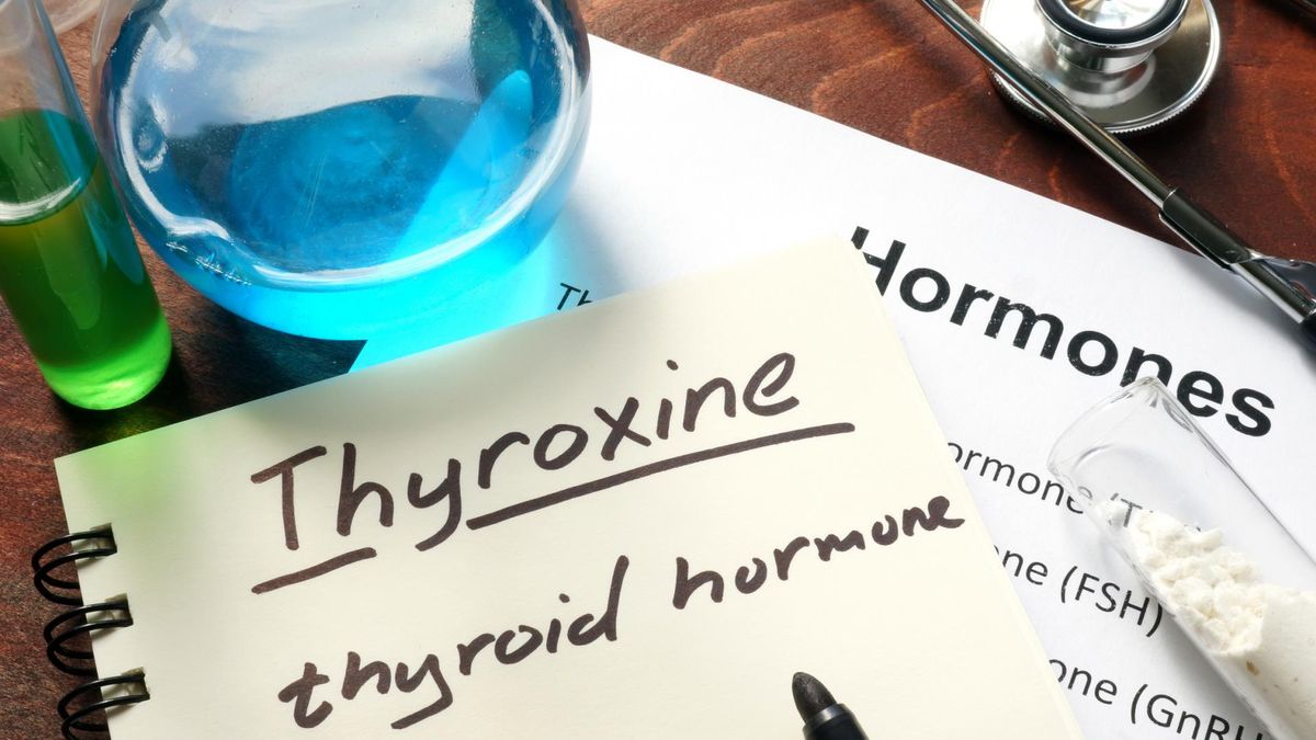 Tyroksyna to jeden z hormonów produkowanych przez tarczycę. Tyroksyna jest produkowana i uwalniana przez komórki pęcherzykowe tarczycy.