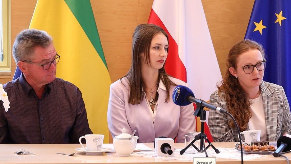 Koncert dla wcześniaków odbędzie się na polu lawendy należącym do rodziny Majerów z Ostrowitego. Na zdjęciu (od lewej) - tata Krzysztof i córki Dominika oraz Agnieszka