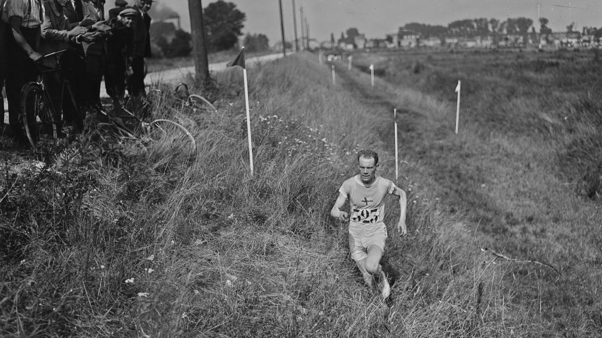 Paavo Nurmi w biegu przełajowym na igrzyskach olimpijskich w 1924 roku. fot. domena publiczna