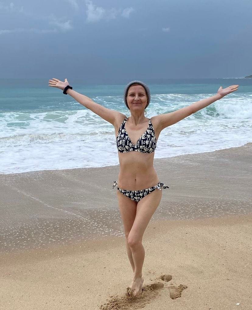 Andaluzyjska Izabela Kuna wysyła pozdrowienia pozując w bikini i grubej czapce