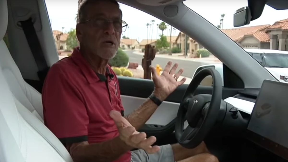 Mężczyzna nie miał pojęcia jak ręcznie otworzyć drzwi auta