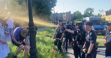 Dostał gazem po oczach od policjanta. Usłyszał zarzut