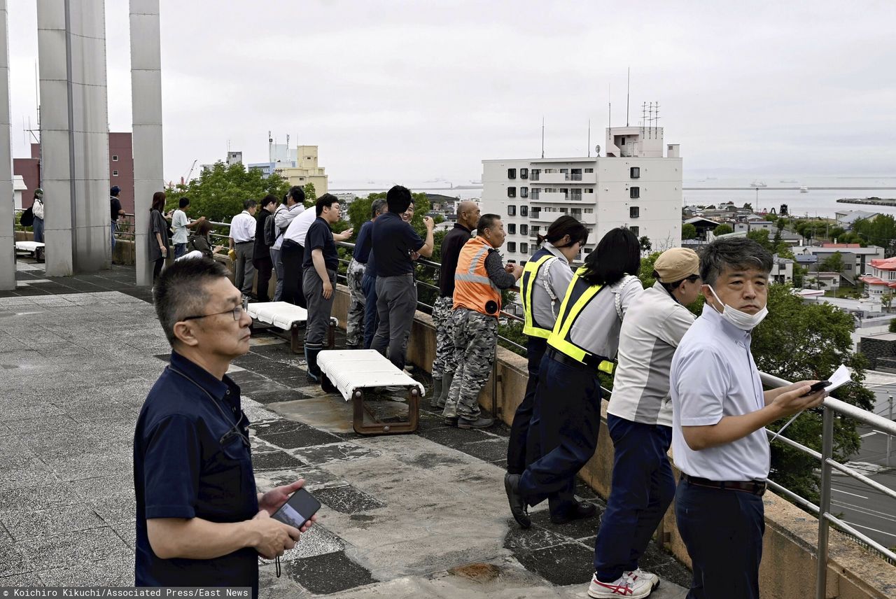 Mieszkańcy wybrzeża Japonii obserwują sytuację