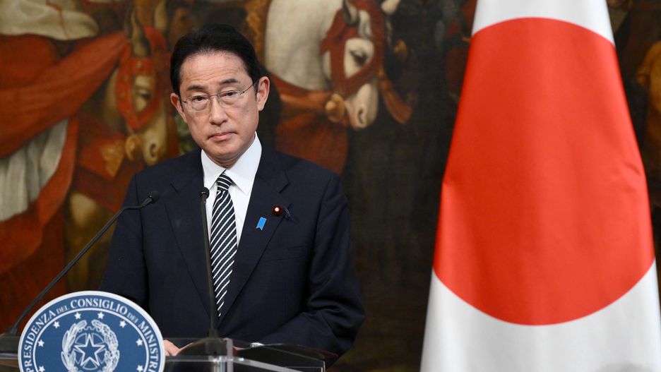Japanese Prime Minister Fumio Kishida attends a joint press conference with the Italian Prime Minister (not pictured) following their meeting at Chigi palace in Rome, Italy, 04 May 2022. EPA/ETTORE FERRARI / POOL Dostawca: PAP/EPA.