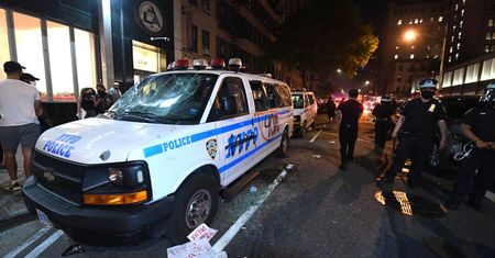 USA, Nowy Jork. Samochód nowojorskiej policji wbił sie w grupę protestujących po śmierci George'a Floyda