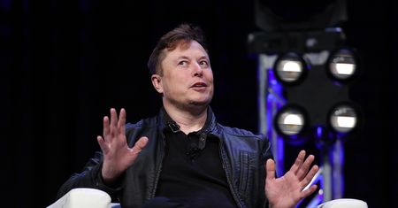 Starlink w Ukrainie: Elon Musk ostrzega, by korzystać ostrożnie