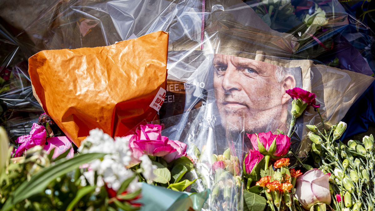 Kwiaty pozostawione po zabójstwie Petera R de Vriesa
