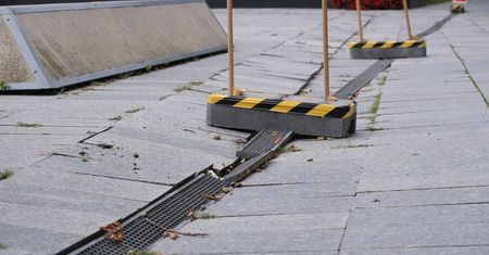 Zapadający się plac przed CSK stwarzał zagrożenie. Dopiero po naszej interwencji zabezpieczono teren | ZDJĘCIA