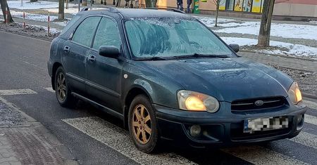 Nie odśnieżył auta. Młody kierowca potrącił pieszą
