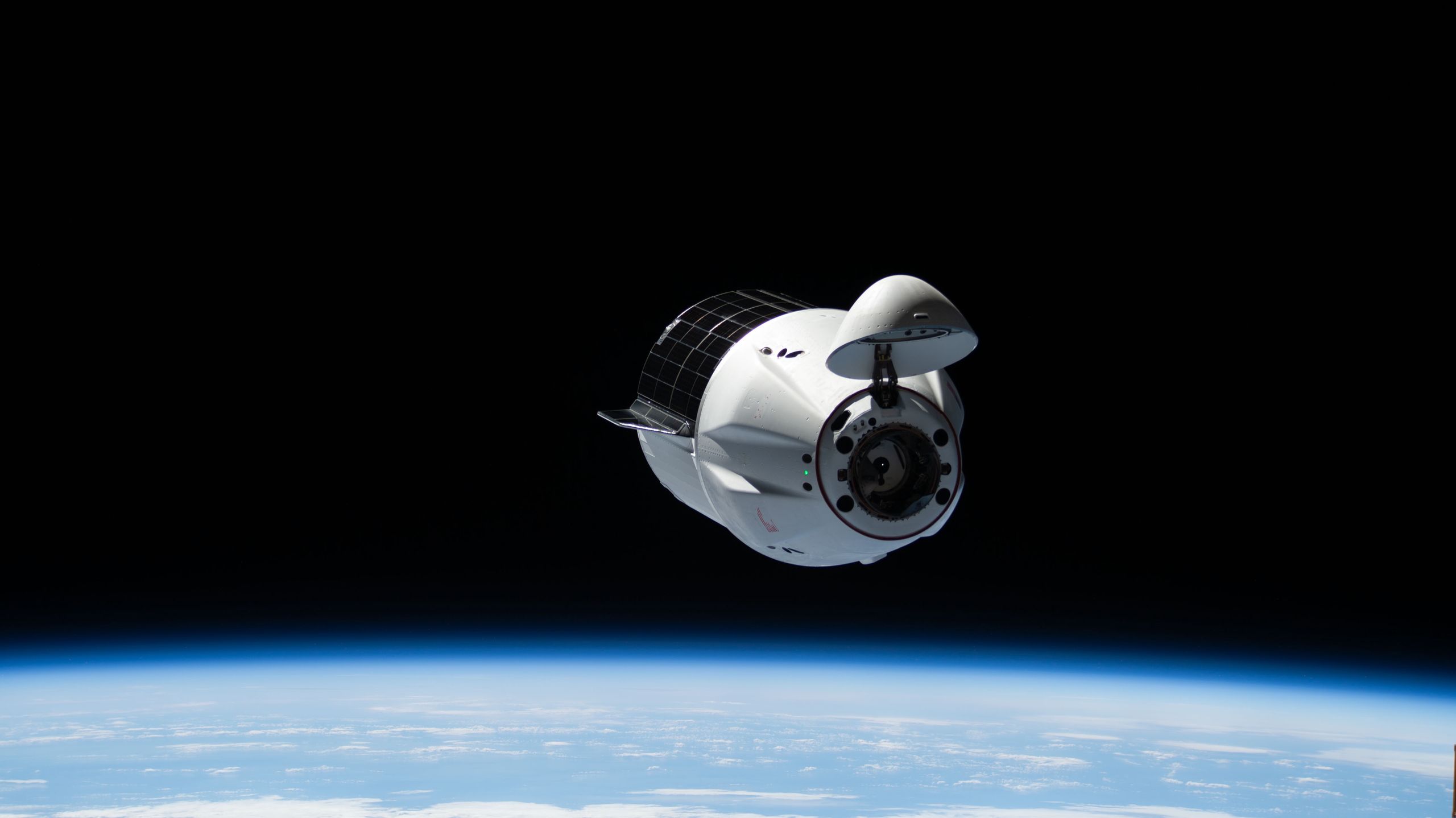 Statek kosmiczny SpaceX Dragon zbliżający się do ISS, 25.08.2025