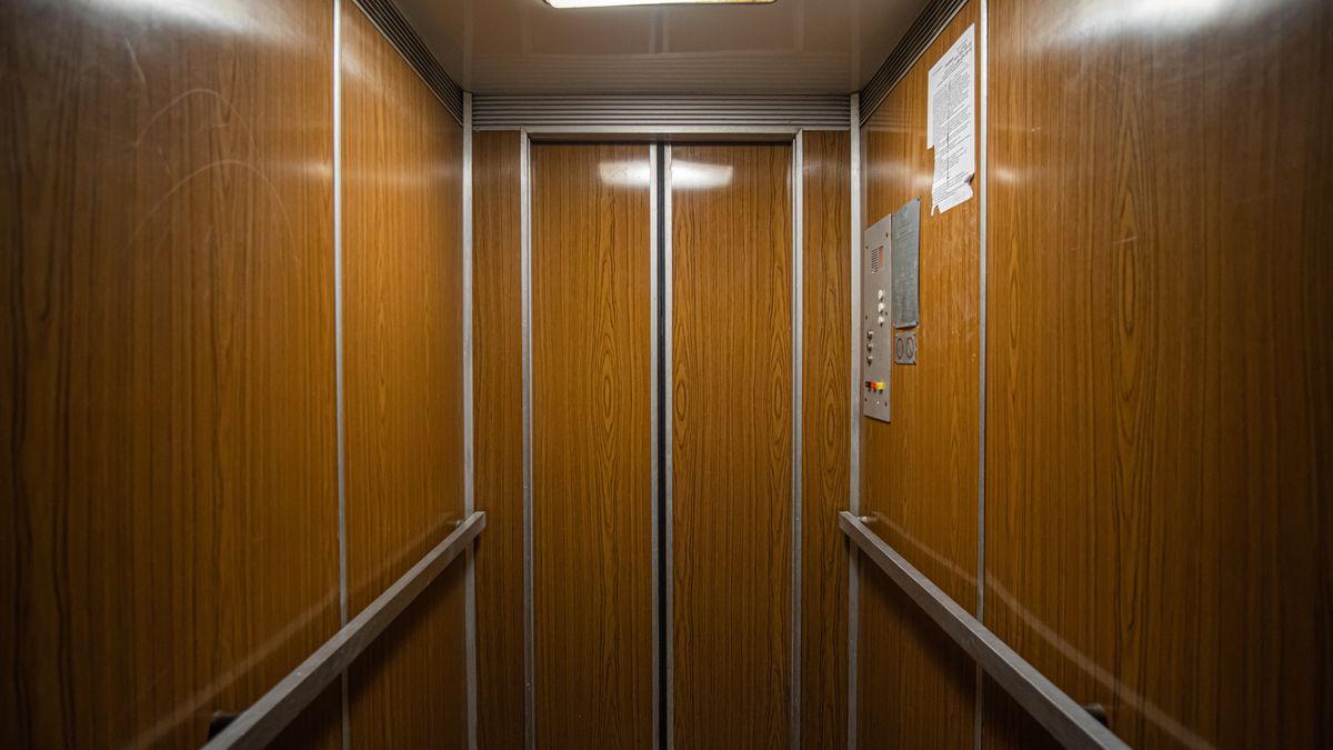 W Wielkopolsce zerwała się winda. Zdjęcie ilustracyjne.