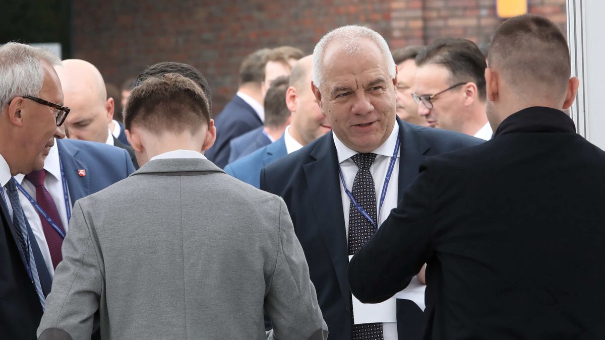 Warszawa, 03.07.2021. Wicepremier, minister aktywów państwowych Jacek Sasin (P) podczas VI kongresu PiS w Warszawskim Centrum EXPO XXI, 3 bm. Na kongresie wybrany zostanie m.in. prezes partii i Rada Polityczna. Delegaci podejmą też zmiany w statucie dotyczące struktury partii. (aldg) PAP/Wojciech Olkuśnik