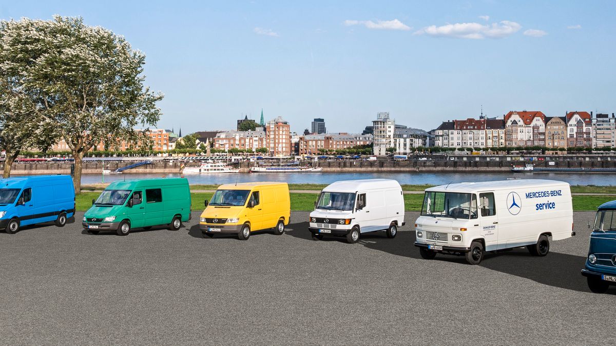 Rodzinne zdjęcie dostawczych Mercedesów - kolejno od prawej: 1) L 319 z lat 1955-1967; 2) T2 „Düsseldorfer” z lat 1967-1981; 3) T1/TN „Bremer” z lat 1977-1995; 4) Sprinter I z lat 1995-2000; 5) Sprinter I z lat 2002-2006; 6) Sprinter II z lat 2006-2013; 7) Sprinter II produkowany od 2013 roku.