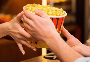Słony popcorn to pomyłka? Te słowa Rosjanki oburzyły Polaków