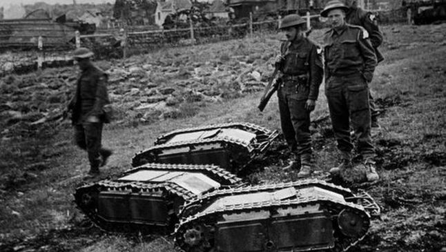 Angielscy żołnierzy przy zdobytych niemieckich Goliathach