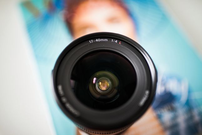 Zdjęcie obiektywu Canon 17-40/4 L. Jest to zoom o ogniskowych od 17 do 40 mm ze stałym światłem f/4.