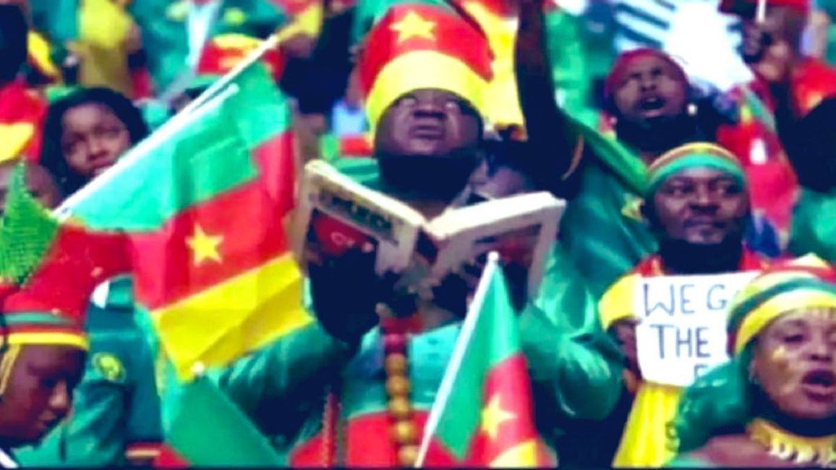 Nietypowy kibic Kamerunu na trybunach