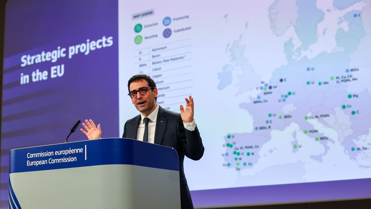 Stephane Sejourne, Executive Vice-President of the European Commission for Prosperity and Industrial Strategy, speaks during a press conference on the Critical Raw Materials Act in Brussels, Belgium, 25 March 2025. The Commission has adopted a list of 47 Strategic Projects to boost domestic strategic raw material capacities, aimed at ensuring European extraction, processing, and recycling of strategic raw materials. These new projects significantly contribute to Europeâ??s green and digital transitions while supporting the defense and aerospace industries. The 47 projects are spread across 13 EU Member States: Belgium, France, Italy, Germany, Spain, Estonia, Czechia, Greece, Sweden, Finland, Portugal, Poland, and Romania. EPA/OLIVIER HOSLET Dostawca: PAP/EPA.