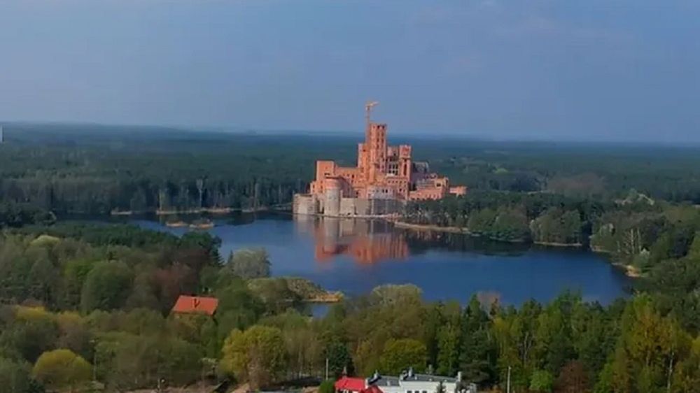 Tak wygląda budowany od kilku lat zamek w Puszczy Noteckiej, największym lesie w Polsce
