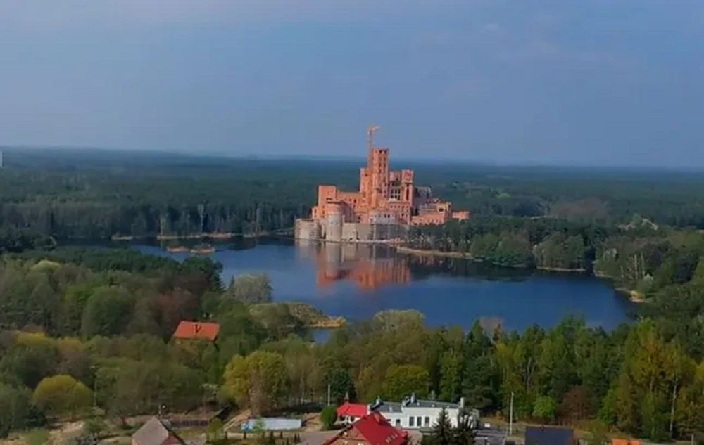 Tak wygląda budowany od kilku lat zamek w Puszczy Noteckiej, największym lesie w Polsce