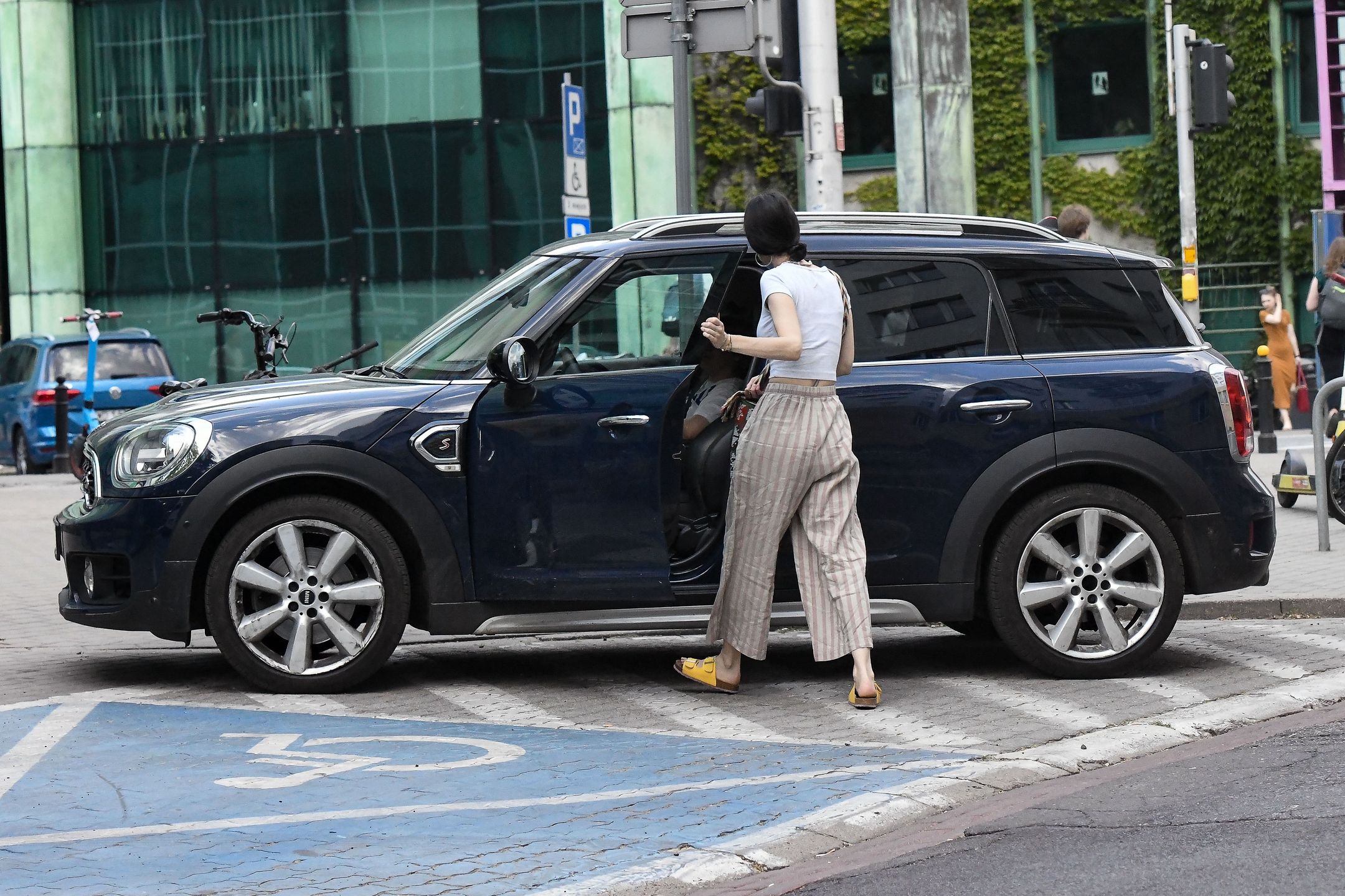 Viola Kołakowska w obiektywie paparazzi